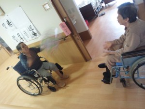 ビーチバレー中(゜_゜>)