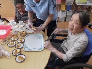 【福祉館恵海：うみかぜ：珊瑚ユニットにて】パンケーキを小分けに・・・