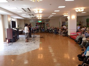 若く明るく歌いましょう！