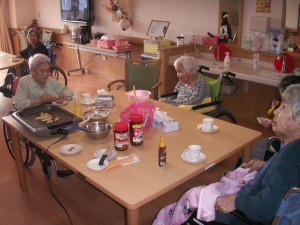 【福祉館恵海：うみかぜ：珊瑚ユニットにて】オムレット作り★