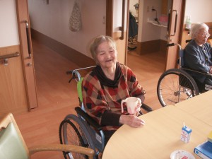 【福祉館恵海：うみかぜ：珊瑚ユニットにて】コーヒーを飲まれてます。