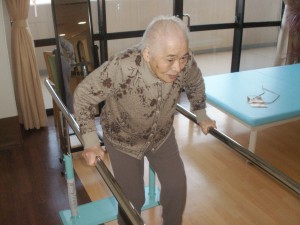 【福祉館恵海：うみかぜ：渚ユニット】今日も平行棒で歩行運動