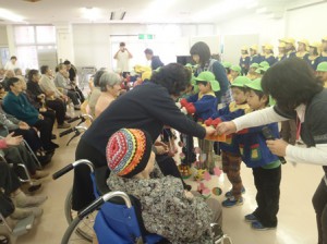 新居浜市特別養護老人ホーム　ハートランド三恵　保育園訪問
