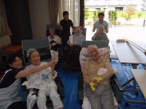 <a href="https://sankeikai.blog/wp-content/uploads/2014/07/DSCF9184.jpg"><img src="https://sankeikai.blog/wp-content/uploads/2014/07/DSCF9184-224x300.jpg" alt="渚ユニットも流しそうめん行いました(^^)" title="渚ユニットも流しそうめん行いました(^^)" width="224" height="300" class="aligncenter size-medium wp-image-2997" /></a>