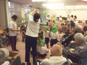 新居浜市特別養護老人ホーム ハートランド三恵　萩生保育園訪問　七夕