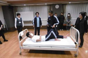 ■介護技術講習「ベッド上での着脱介助」
