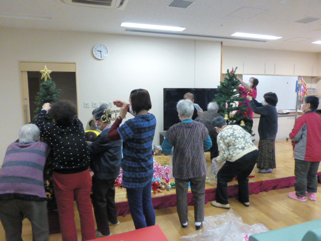 クリスマスツリー飾り付け