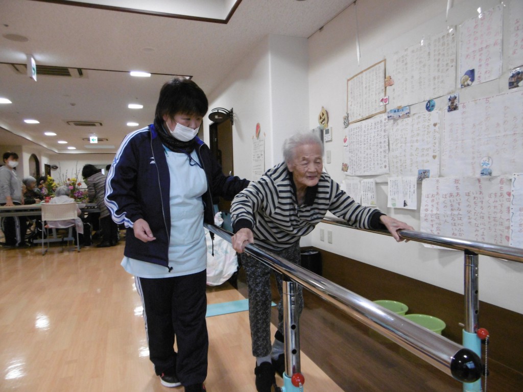 ◆平行棒、歩行練習をされています◆