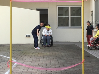 フライディングディスクの練習中