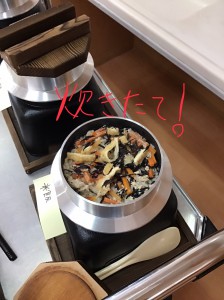 お昼は釜飯です。