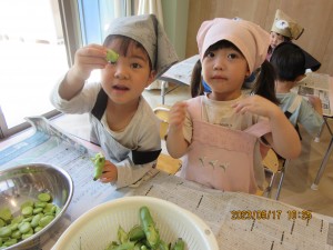 空豆の皮むき（５月１７日実施）