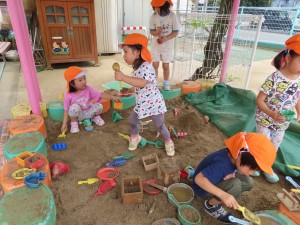 泥遊びも楽しんでいます♪（７月１２日）