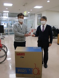 車椅子の贈呈