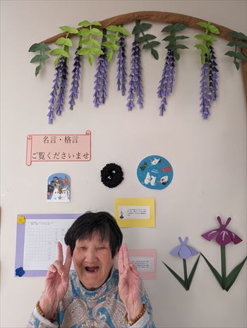 藤棚の下で