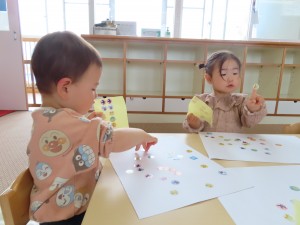 シール貼りをしたよ♪