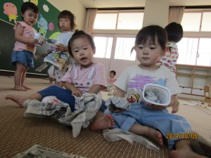新聞紙であそんだよ♪