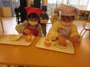 クリスマスカップケーキ飾りつけ(12月24日実施)