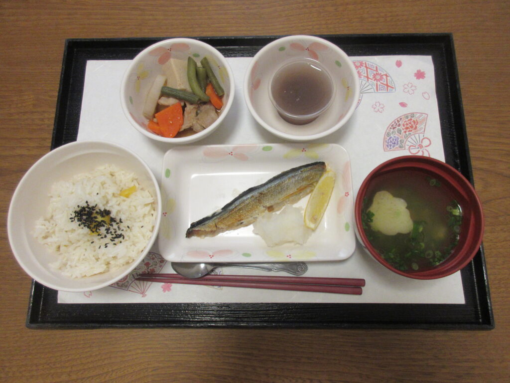 10/17 給食(栗ご飯とサンマの塩焼き)