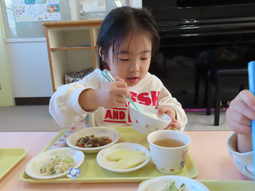 お箸練習頑張ってます!!