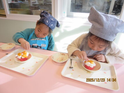 クリスマスカップケーキデコレーション（１２月２３日実施）