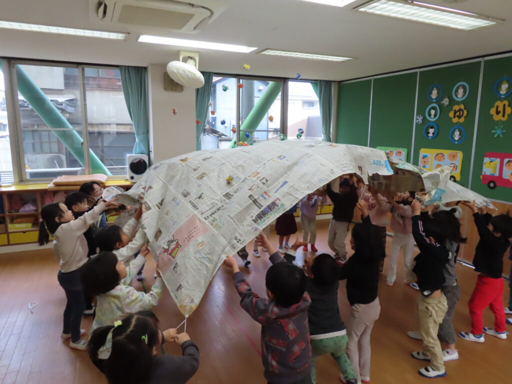 新聞紙でバルーン遊び♪